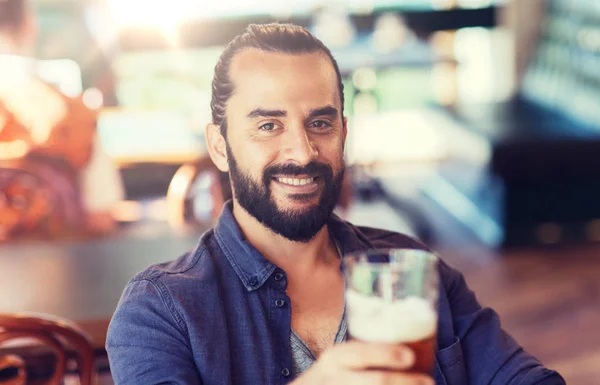 Homem feliz bebendo cerveja no bar ou pub — Fotografia de Stock