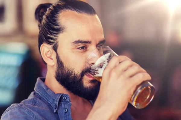 Homem feliz bebendo cerveja no bar ou pub — Fotografia de Stock