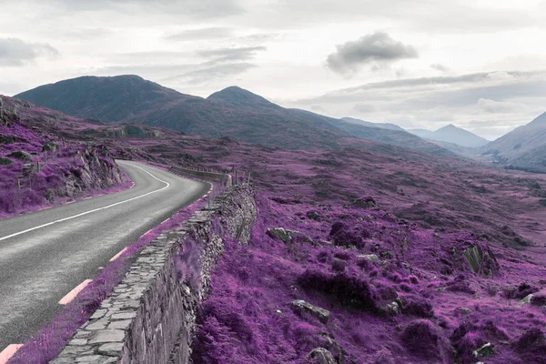 Po asfaltové silnici a kopce v connemara v Irsku — Stock fotografie