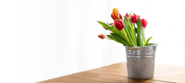 Rote Tulpenblumen auf dem Tisch — Stockfoto