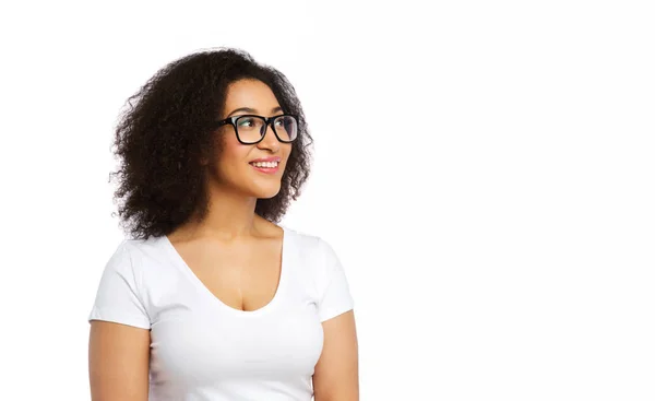 Афроамериканська жінка в білій футболці — стокове фото