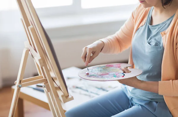 Artista com pintura faca paleta no estúdio de arte — Fotografia de Stock