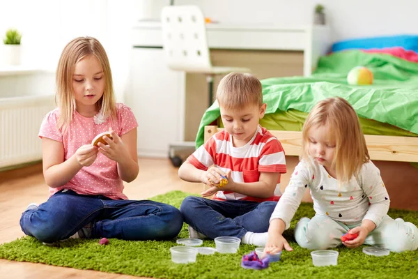 Kids with modelling clay or slimes at home — Stock Photo, Image