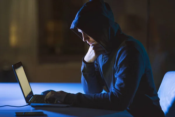 Hacker nutzt Laptop-Computer für Cyber-Angriff — Stockfoto