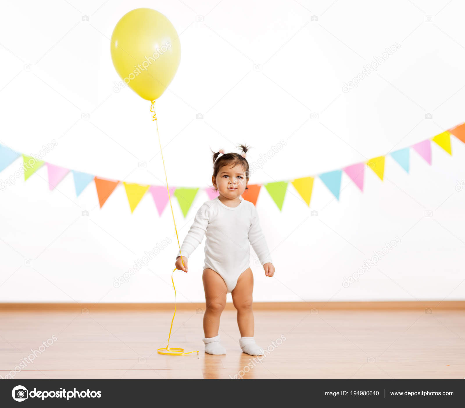 Bebe Fille Avec Des Ballons Sur Fete D Anniversaire Image Libre De Droit Par Syda Productions C Bebe Fille Avec Des Ballons Sur Fete D Anniversaire Image Libre De Droit Par Syda Productions C