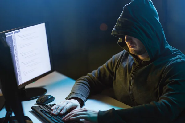 Хакер использует компьютерный вирус для кибератаки — стоковое фото