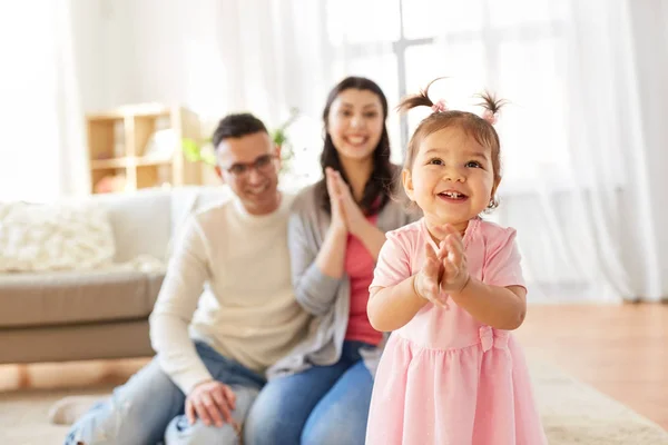 快乐的婴孩女孩和父母在家 — 图库照片