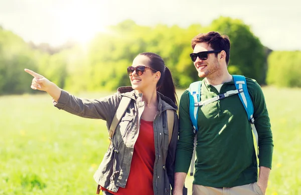 Glückliches Paar mit Rucksack beim Wandern im Freien — Stockfoto