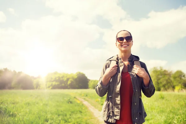 Szczęśliwa młoda kobieta z plecak piesze wycieczki na zewnątrz — Zdjęcie stockowe