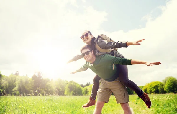 Feliz pareja con mochilas divertirse al aire libre —  Fotos de Stock