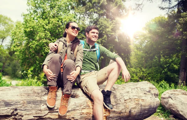 Lächelndes Paar mit Rucksäcken in der Natur — Stockfoto