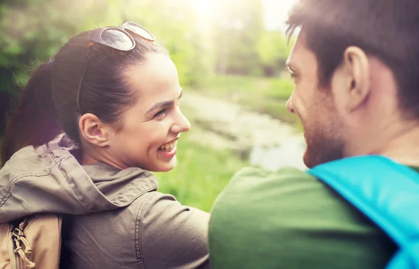 Pareja sonriente con mochilas en la naturaleza —  Fotos de Stock