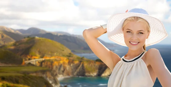 Vrouw over bixby creek bridge op de big sur kust — Stockfoto