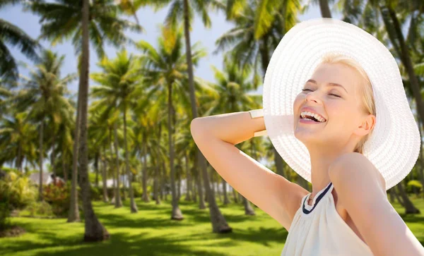 Bela mulher desfrutando de verão sobre palmeiras — Fotografia de Stock