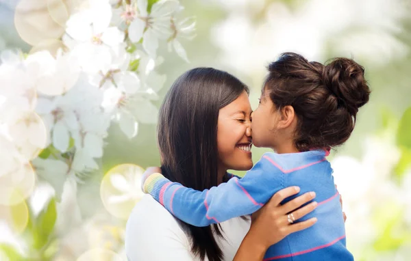 愉快的母亲和女儿拥抱和亲吻 — 图库照片