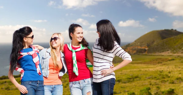 Chicas adolescentes o mujeres jóvenes en la costa sur grande — Foto de Stock