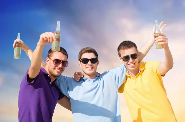 Male friends with bottles of drink — Stock Photo, Image