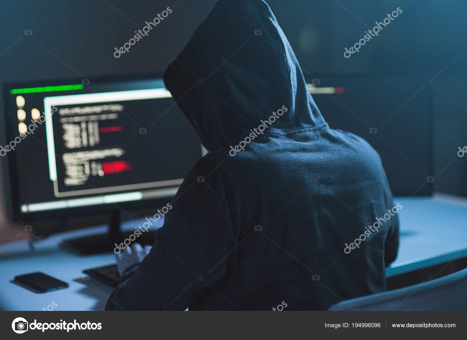Хакер. Хакер в капюшоне. Данные хакера. Фото хакера. Хакерская клавиатура.