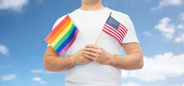 Hombre con gay orgullo arco iris bandera y american —  Fotos de Stock