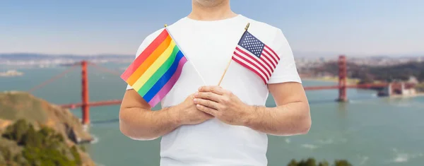 Hombre con gay orgullo arco iris bandera y american —  Fotos de Stock