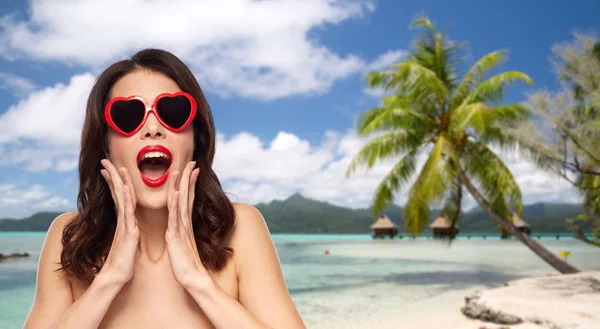 Frau mit Sonnenbrille über tropischem Strand — Stockfoto