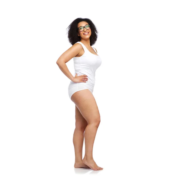Щаслива афроамериканська жінка в білій білизні — стокове фото