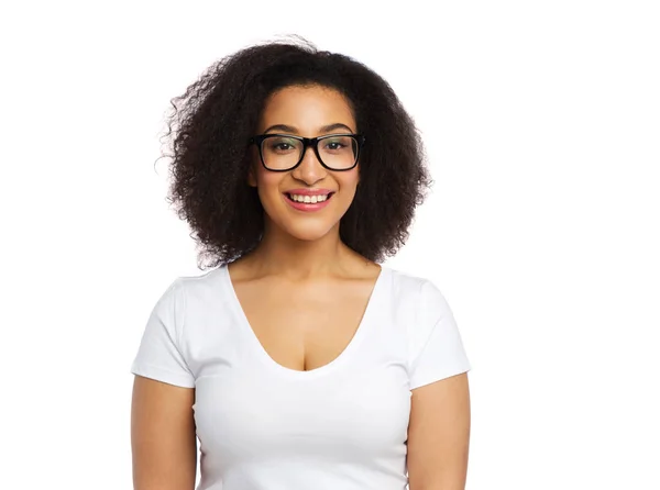 Mulher americana africana em t-shirt branca — Fotografia de Stock