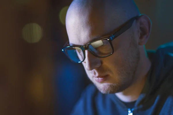 Close up de careca hacker em óculos — Fotografia de Stock