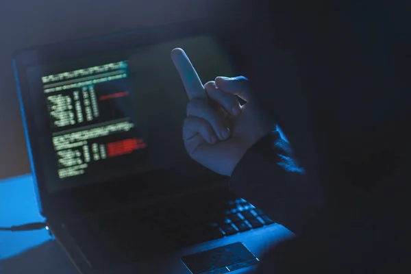 Hacker weergegeven: middelvinger op laptop — Stockfoto