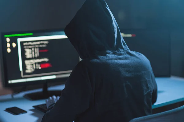 Хакер, що використовує комп'ютерний вірус для кібер-атаки — стокове фото