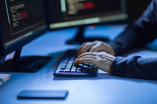 Hacker folosind virusul computerului pentru atac cibernetic — Fotografie, imagine de stoc