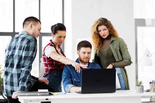 Team creativo con laptop che lavora in ufficio — Foto Stock