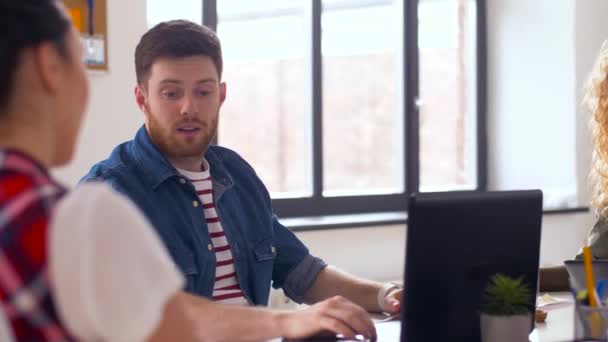 Kreativní tým s počítači pracuje v kanceláři — Stock video