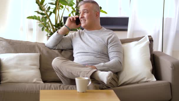 Homme heureux appelant sur smartphone à la maison — Video