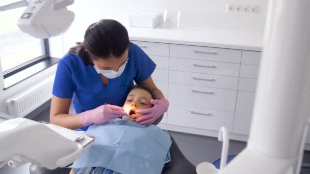 牙医检查牙科诊所的儿童牙齿 — 图库视频影像