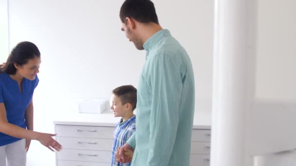 Female doctor meeting family at dental clinic — Stock Video