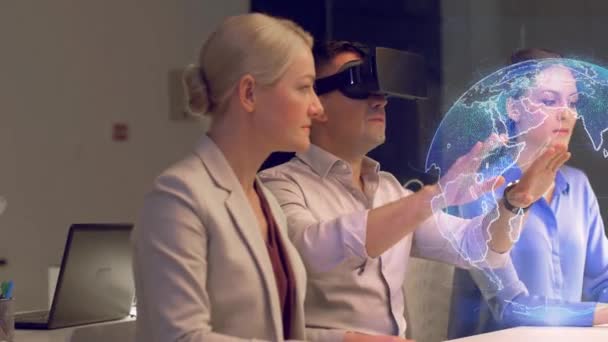 Équipe d'affaires travaillant avec casque de réalité virtuelle — Video