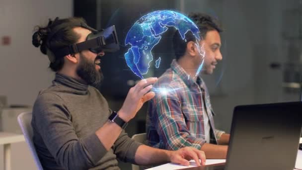 Kreatív csapat iroda virtuális-valóság sisak — Stock videók