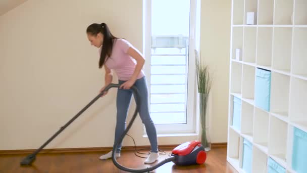 Женщина или домохозяйка с пылесосом дома — стоковое видео