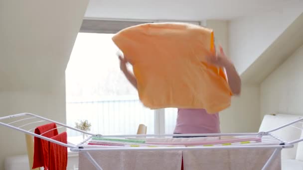 Vrouw nemen van de badhanddoeken uit Droogrek thuis — Stockvideo