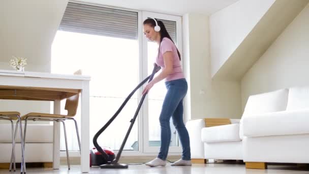 Woman or housewife with vacuum cleaner at home — Stock Video