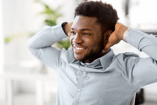 Uśmiechający się Afryki amerykański biznesmen w biurze — Zdjęcie stockowe