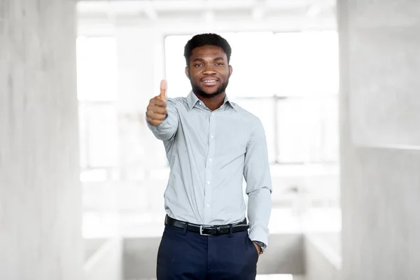 African businessman at office showing thumbs up — Stock Photo, Image