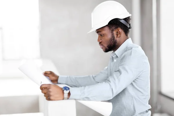 Arquitecto africano en casco con plano — Foto de Stock