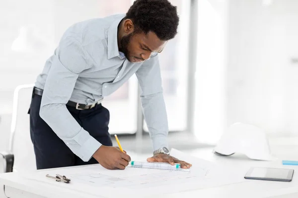 Arquiteto africano com planta no escritório — Fotografia de Stock