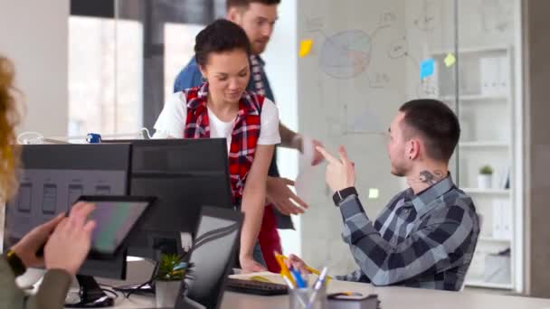 Kreatives Team arbeitet an Benutzeroberfläche im Büro — Stockvideo