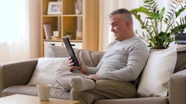 Homem ter vídeo chat no tablet pc em casa — Vídeo de Stock