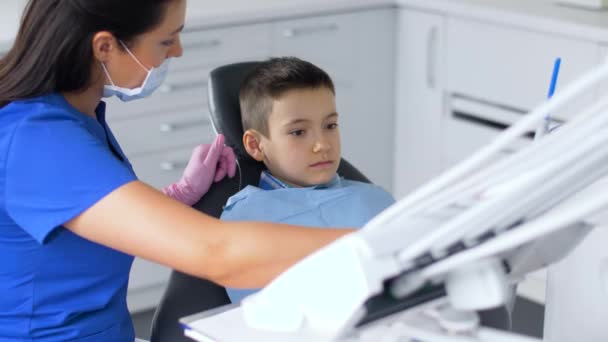 Dentiste féminine avec enfant patient à la clinique dentaire — Video