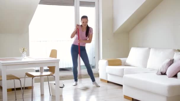 Mujer o ama de casa con piso de limpieza fregona en casa — Vídeo de stock