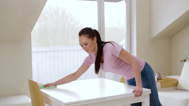 Mesa de limpieza de mujer con paño de microfibra en casa — Vídeos de Stock